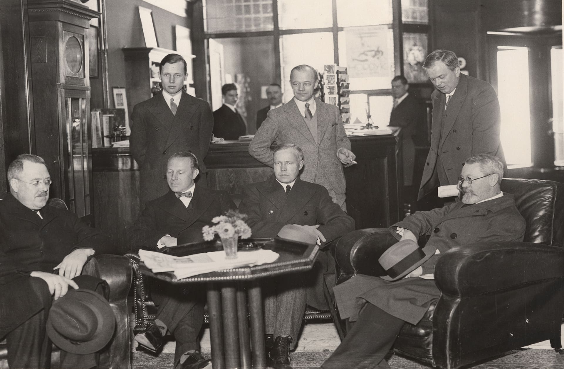 Foto av mennene som representerte Norge i Haag