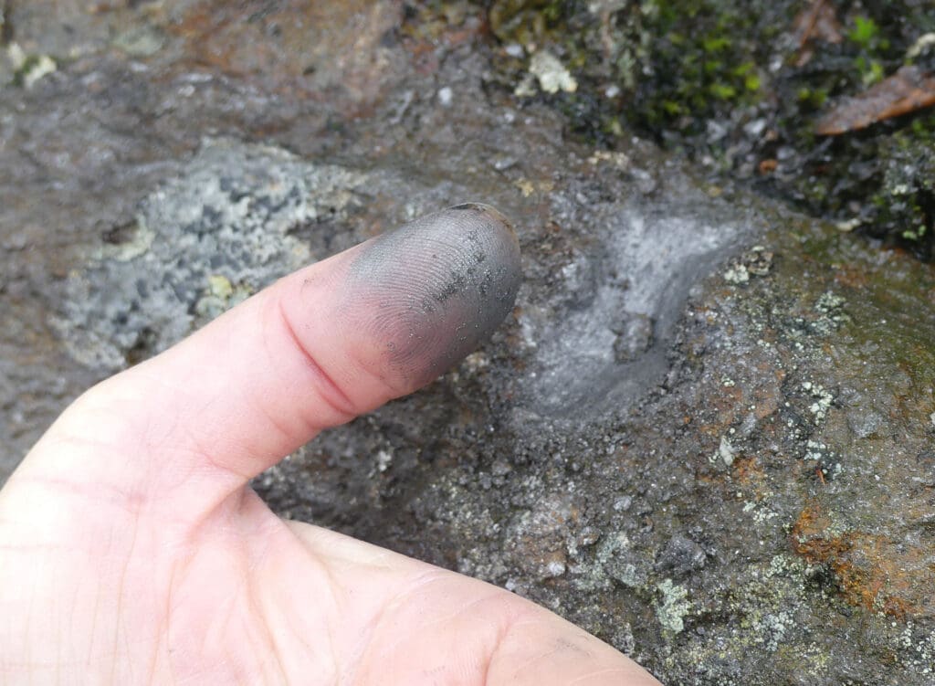 Foto av finger med grafittstøv