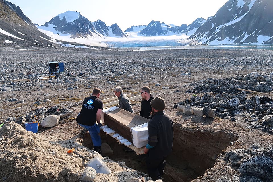 Foto av forskere som bærer en kiste