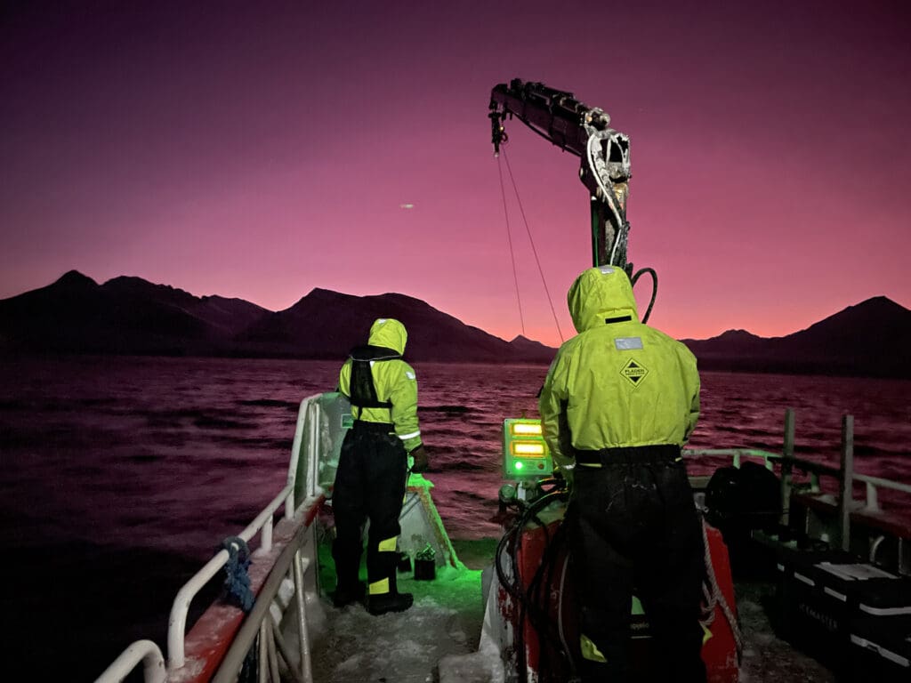 Foto av forskere som drar opp plankton fra sjøen