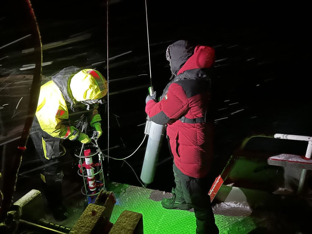 Foto av forskere som jobber i vintermørke