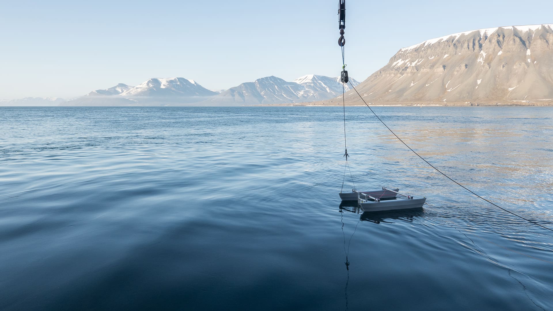 Foto av katamaran på prøvested