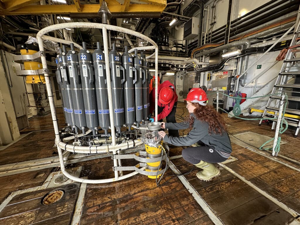 Foto av forskere som jobber med prøver av vann