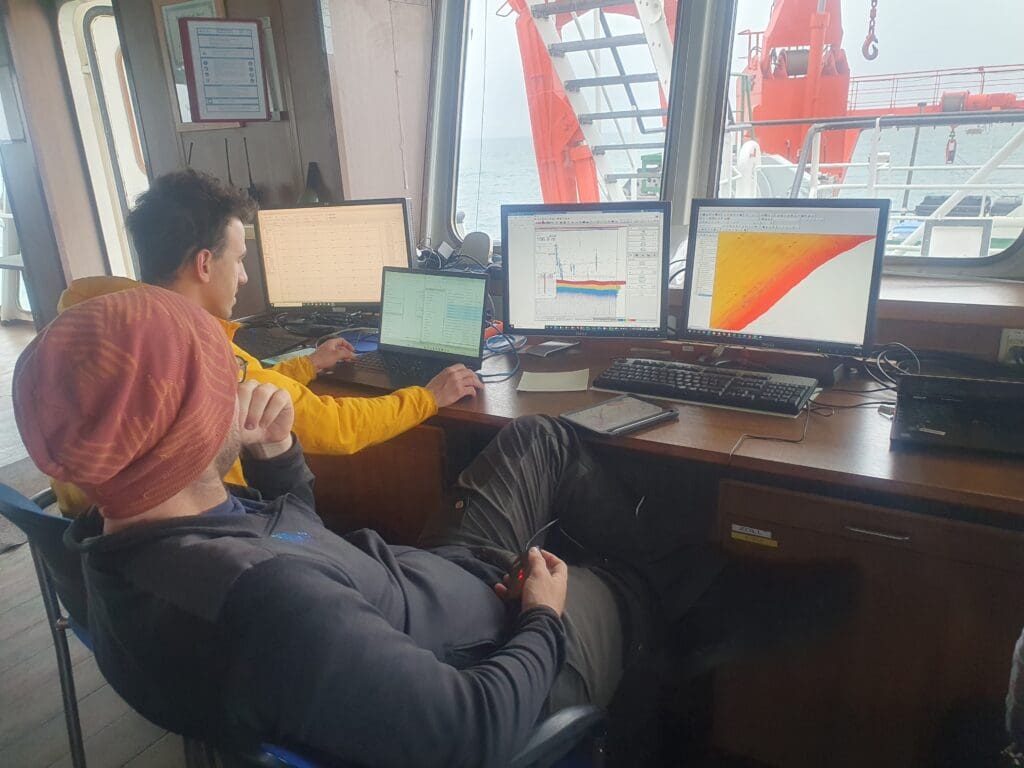 Foto av forskere som jobber med datamaskin