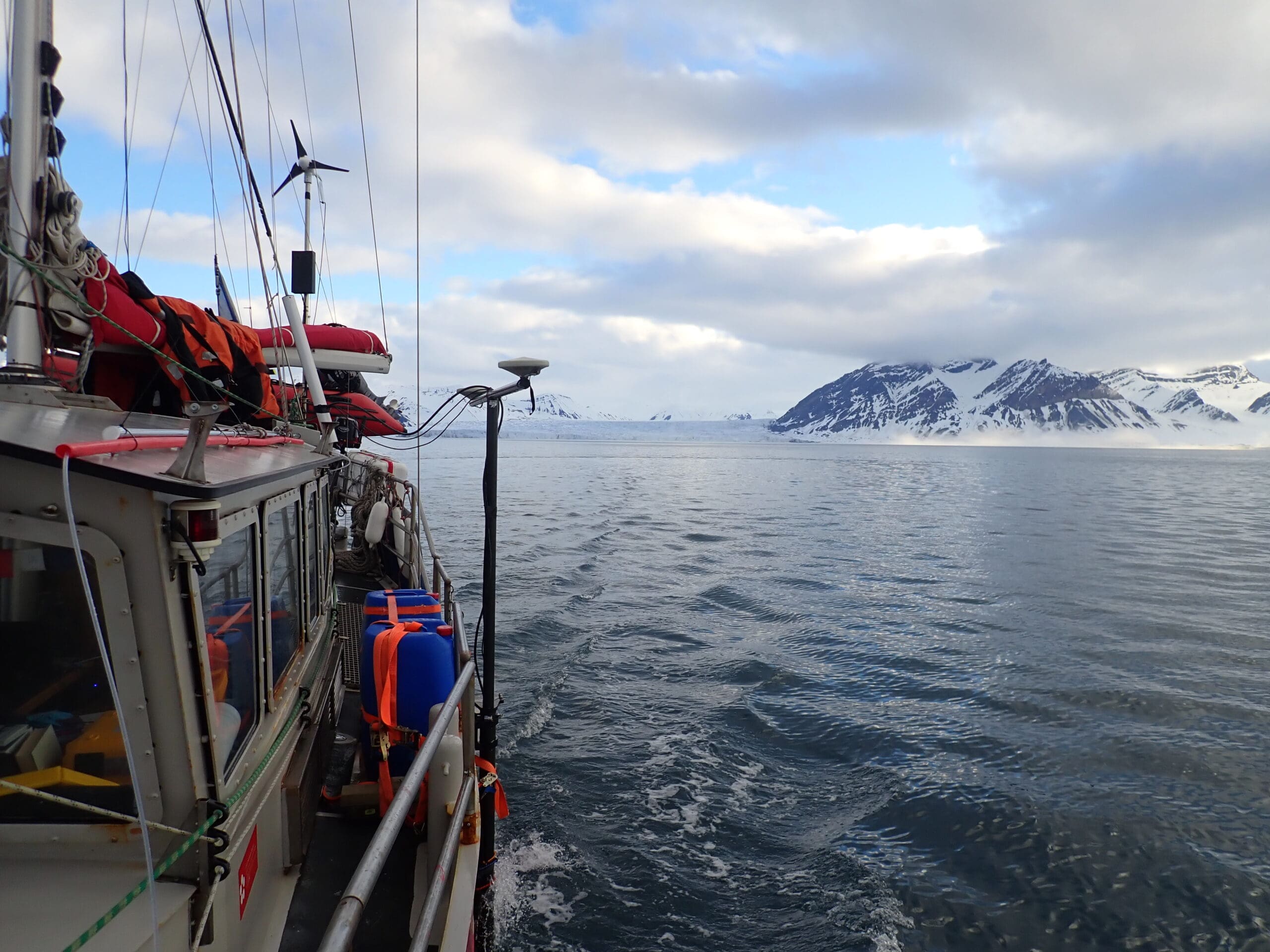 Foto av Svalbard sett fra båt
